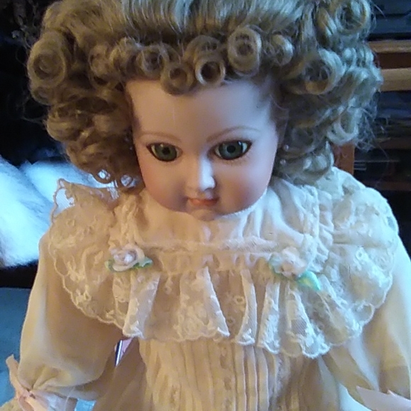 The Franklin Heirloom Be'be' Jumeau Doll - Picture 6 of 15